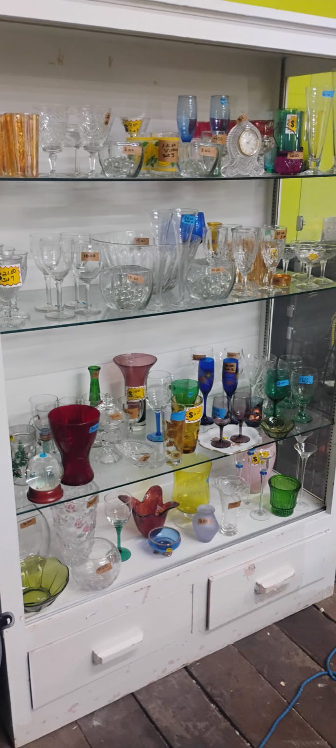 Curio cabinet with glass and porcelain pieces